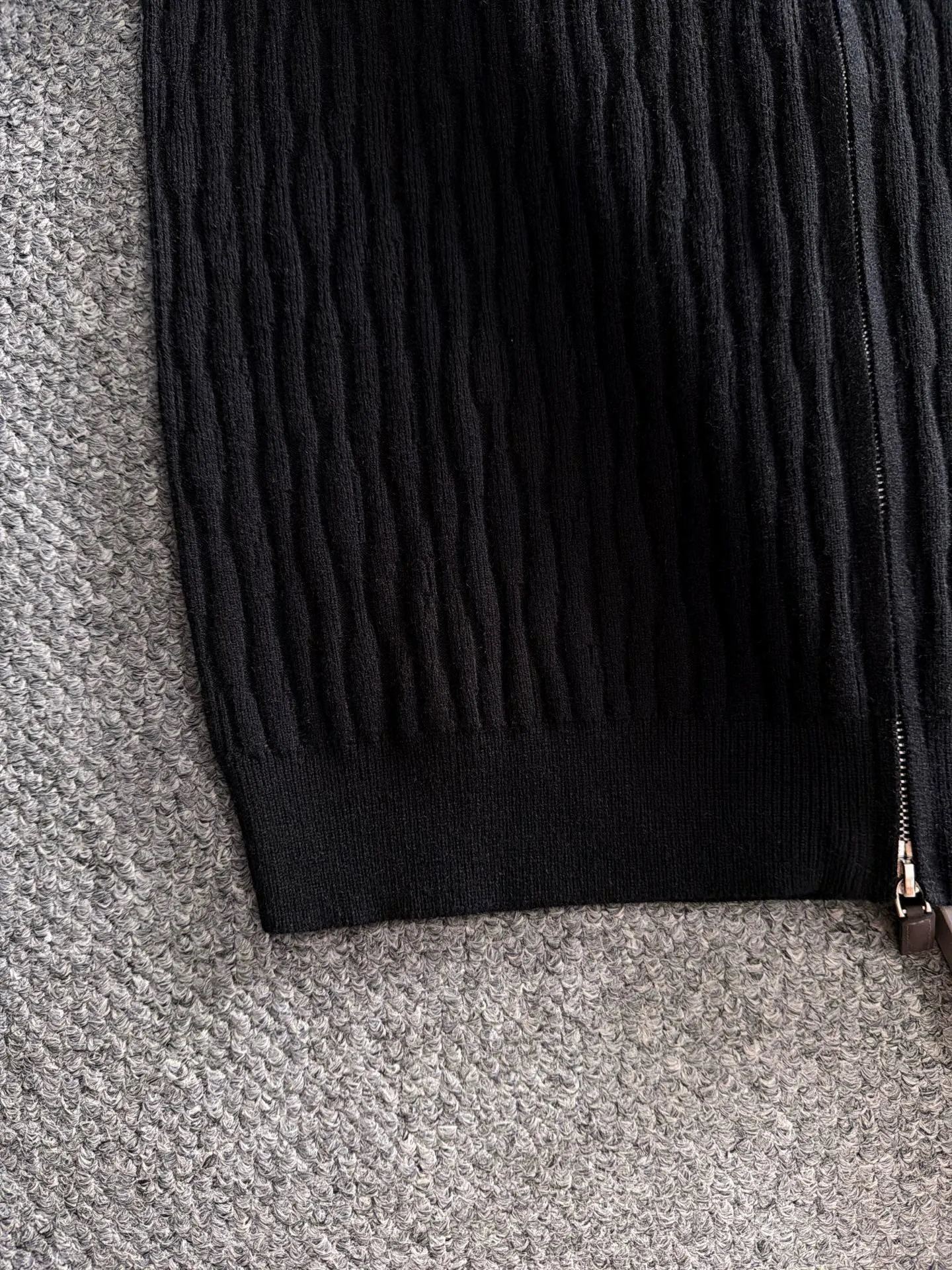 The latest knitted sweater jackets from Balenciaga’s official autumn/winter 2026 website are now on sale at the counter for Hot Sale! Specially made of wool blended fabric. It feels comfortable and can be directly in contact with the skin. The logo badge is exquisitely embroidered, which is extremely eye-catching! The details highlight the fashionable charm of big brands. Exquisite workmanship. Three-dimensional cutting style. The wearing effect is invincible and handsome! All three standards are complete! Sizes:M-3XL